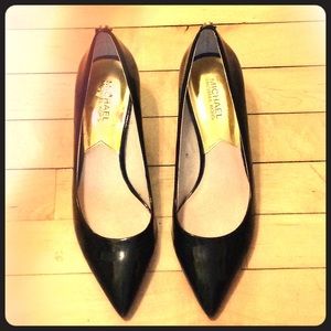 Patent black leather MICHAEL KORS pumps